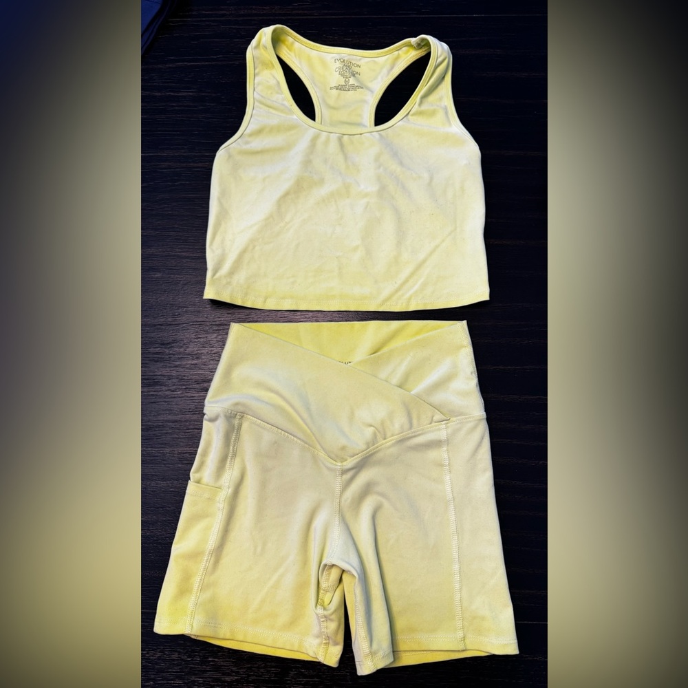 LOT (13 pieces) of running/workout clothes. - Picture 3 of 16